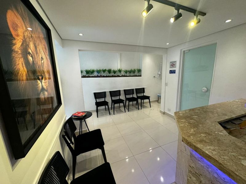 Sala de espera confortável com plantas e arte